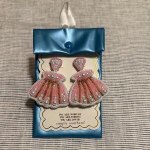 NWT: “Simply Southern” Pink and White Seashell Beaded Earrings